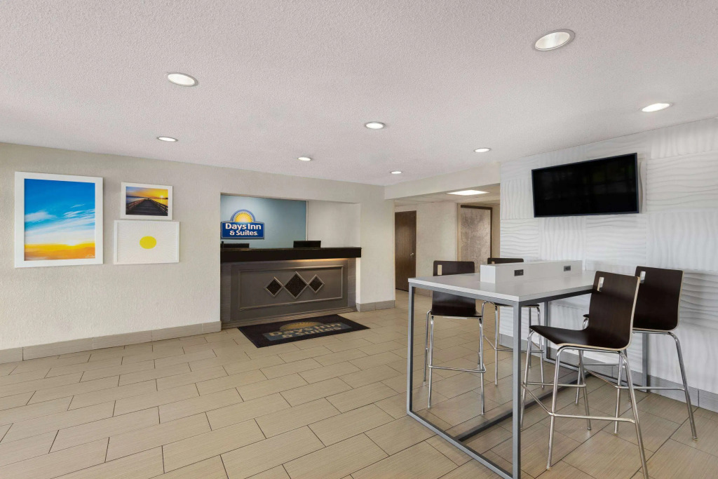 Days Inn & Suites by Wyndham Kansas City South