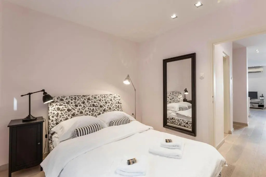 Stylish white 4 ppl apartment in City center