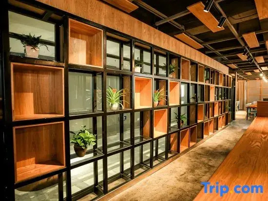 Wuhan Weijia Qingshe Hotel (Wuhan South Lake Polytechnic University)