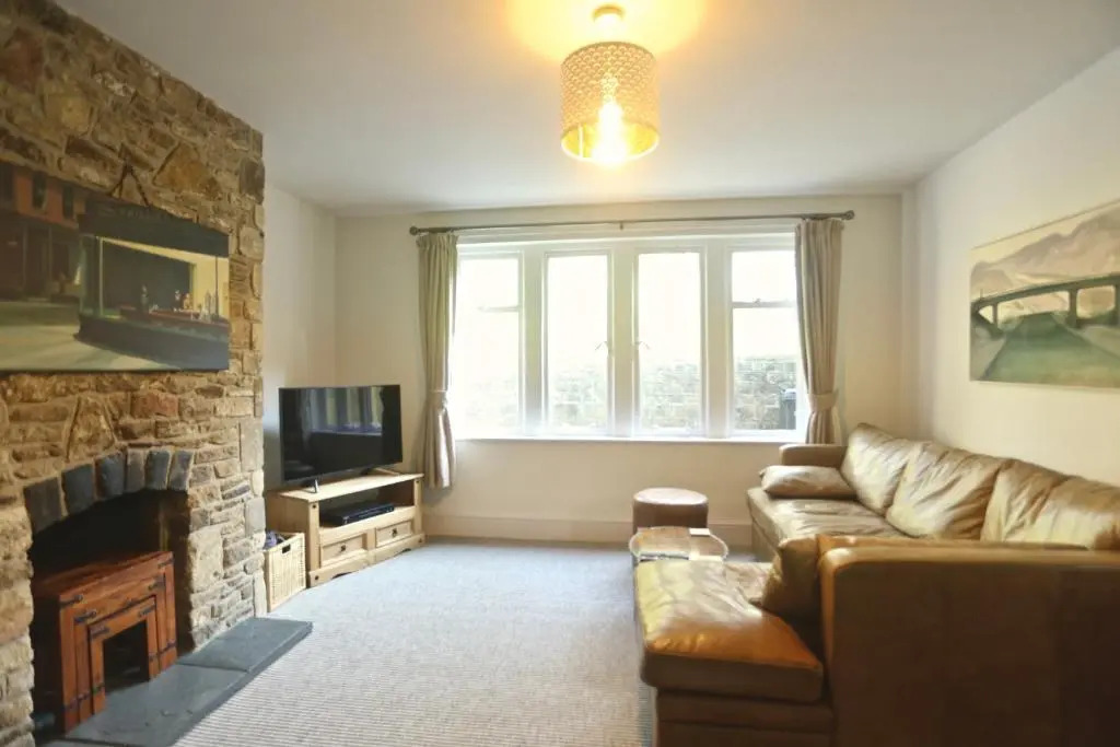 Entire Victorian Lodge in a privately gated estate with secure parking for two cars and a newly refurbished bathroom