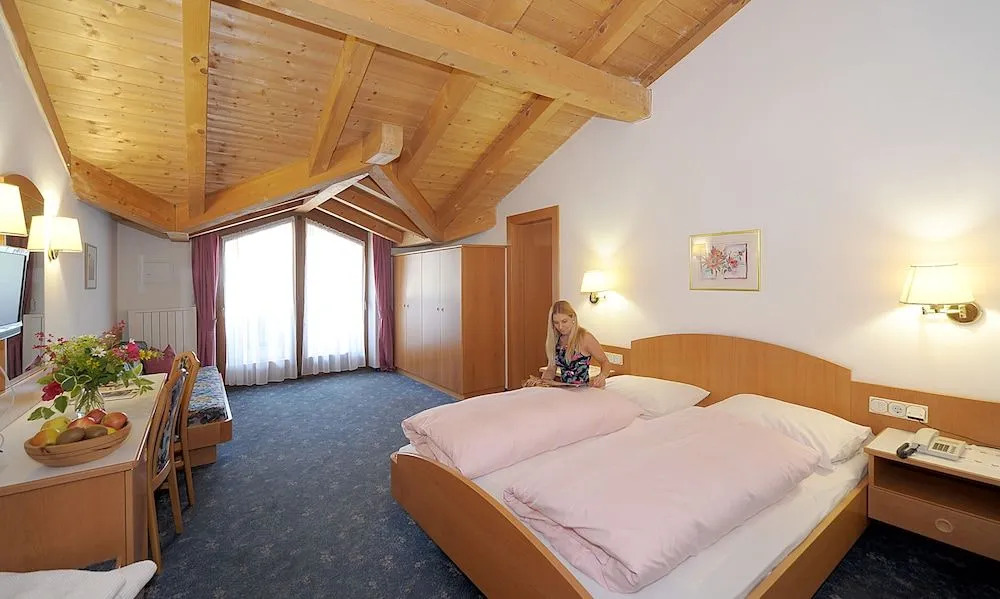 Laurena Aparthotel near Brixen