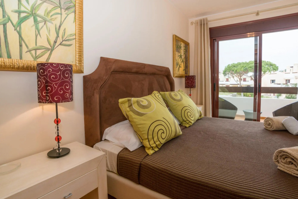 Traditional Townhouse in Vila Sol by Ideal Homes