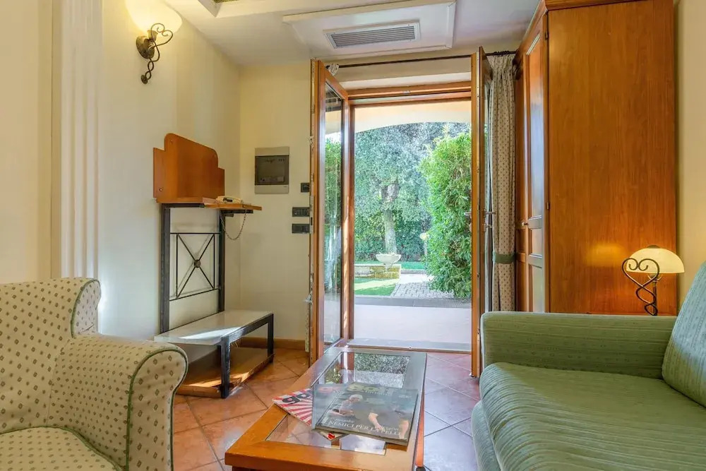 Tranquil Retreat Near Rome for 4
