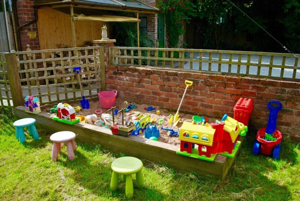 Squirrel Barn. Hi-spec. Hot tub & Wifi. Sleeps 14