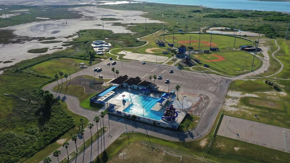 Yahwaves by Avantstay Private Pool + Putting Green + Firepit + Minutes to Mustang Island Beach