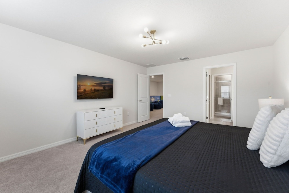 5BR Home w/ Private Pool at Windsor Island