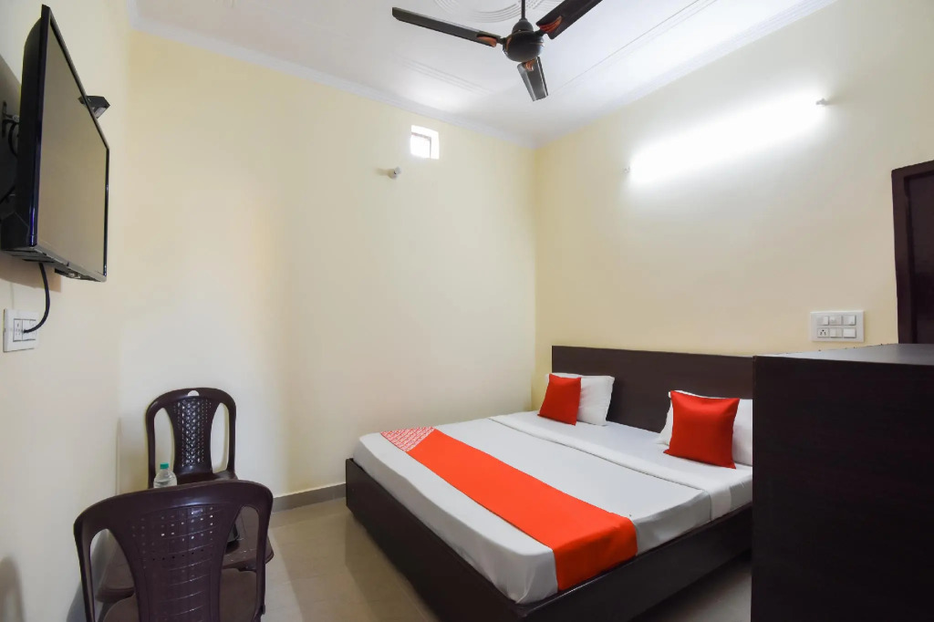 OYO Flagship 49051 Hotel Crown Plaza