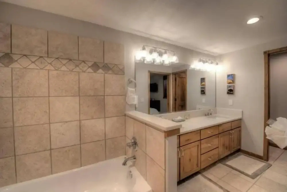 Snowflake Lift Neighborhood - 3 Bedroom Condo - 1 Block to Lift!