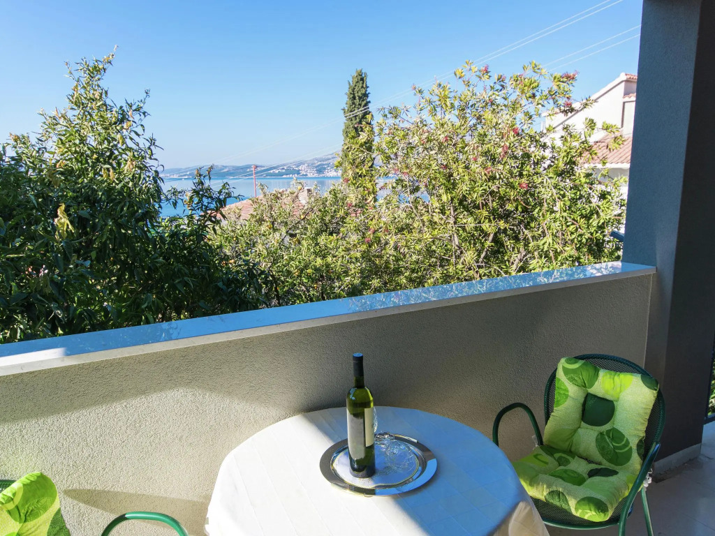 Delightful, three-bedrooms, terrace & outdoor dining area, close to the beach