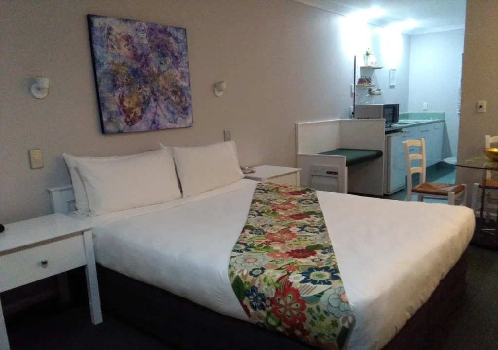 Colonial Lodge Motel