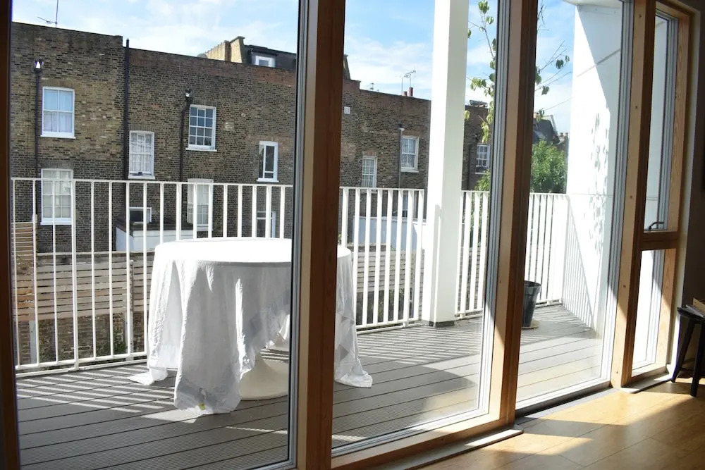Modern 2 Bedroom Flat With Balcony
