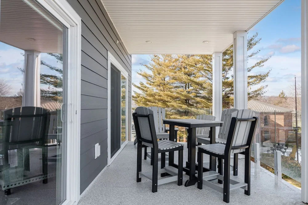 539 Bay St. Lake View Condo Unit 301W
