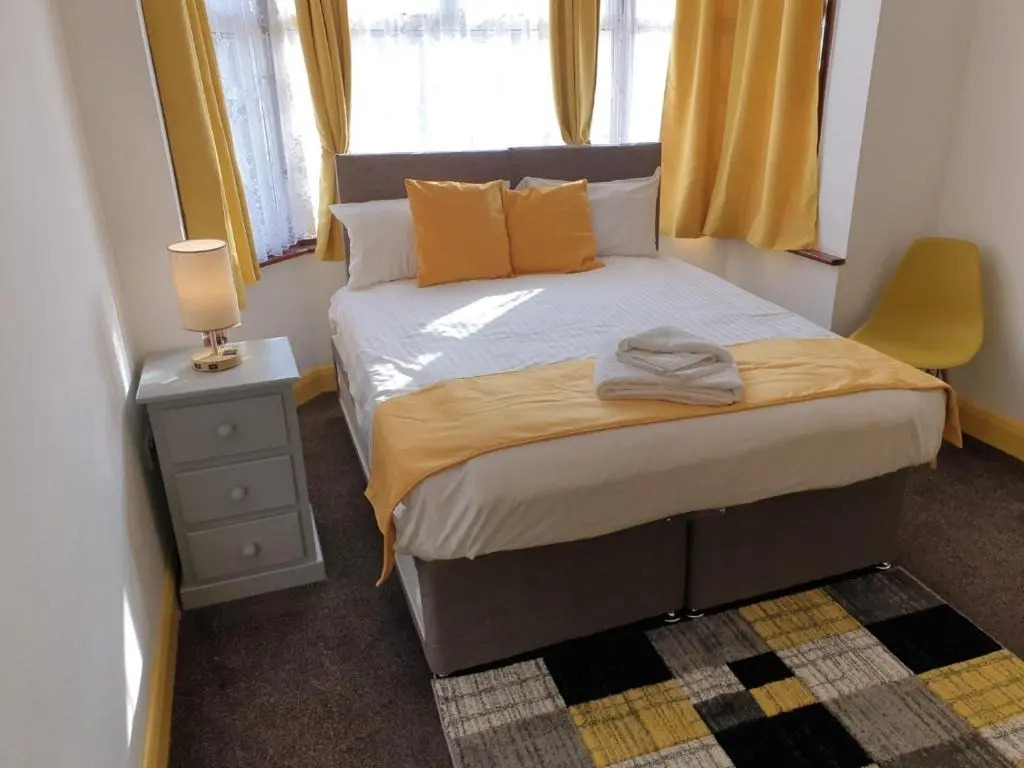 Large 4bed house up to 7beds parking Slough Train Station