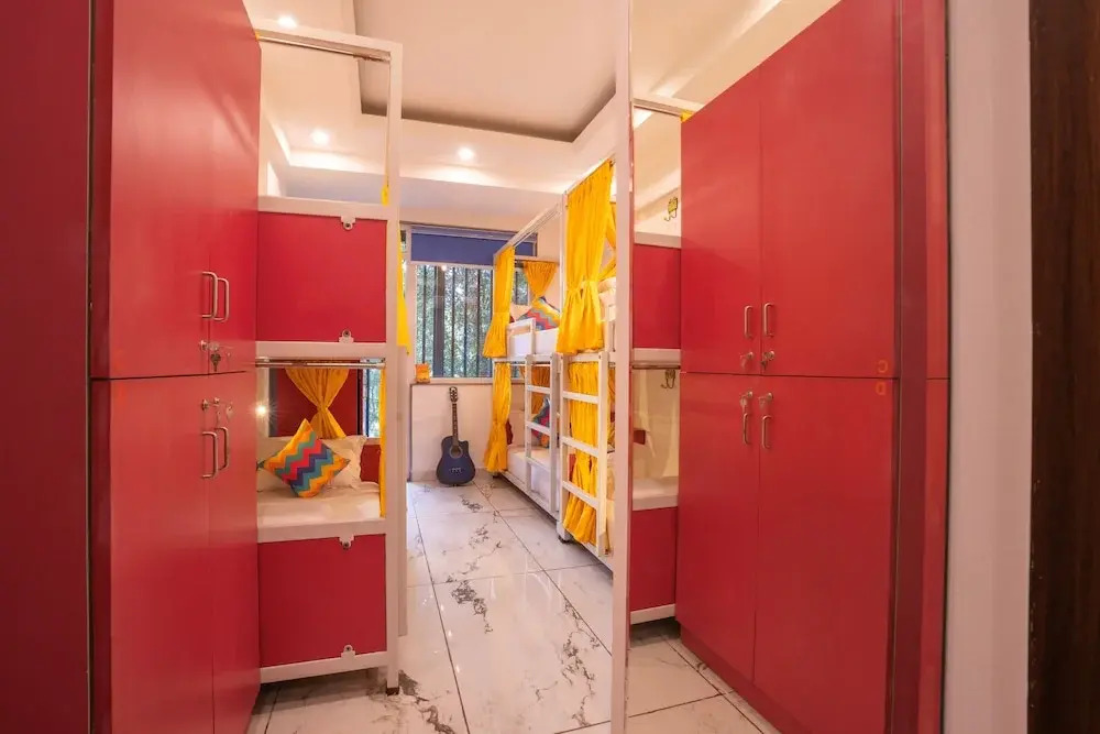 goSTOPS Gurugram, Baani Square PLUS - Private Rooms & Dorms