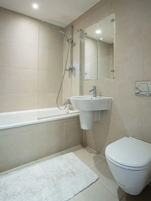Veeve - Walk to Tower of London, 2 bed on Henriques St, City