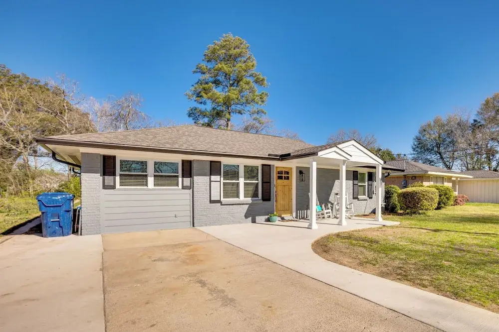 Pet-friendly Tomball Cottage: Steps to Downtown!