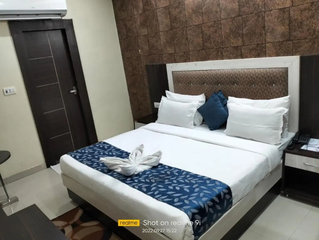 Green Leaf Hotel