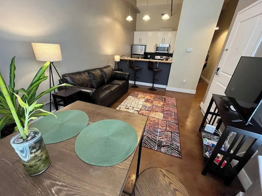 Downtown 1st Floor Apt Walk to Breweries, Food