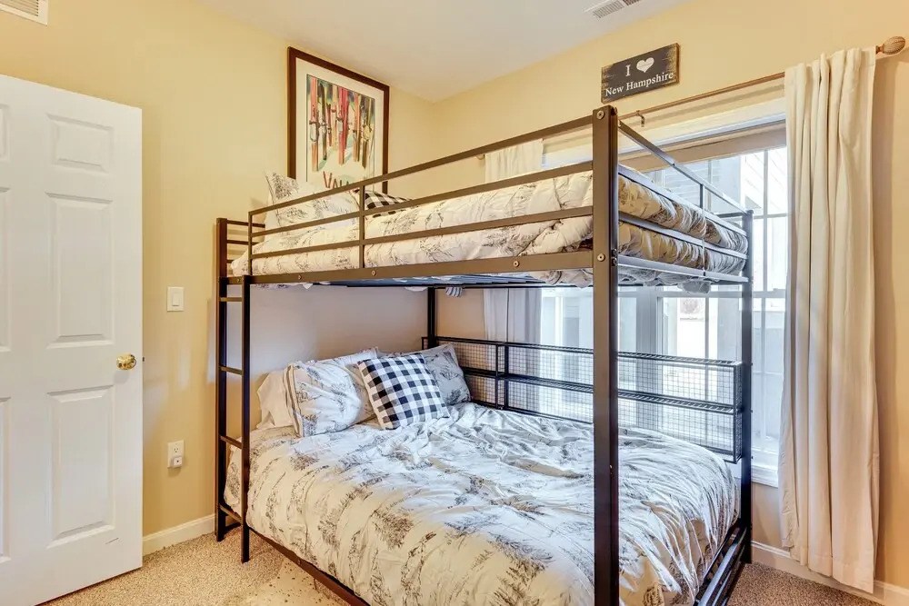 Relaxing Lincoln Condo w/ Fireplace & Shuttle