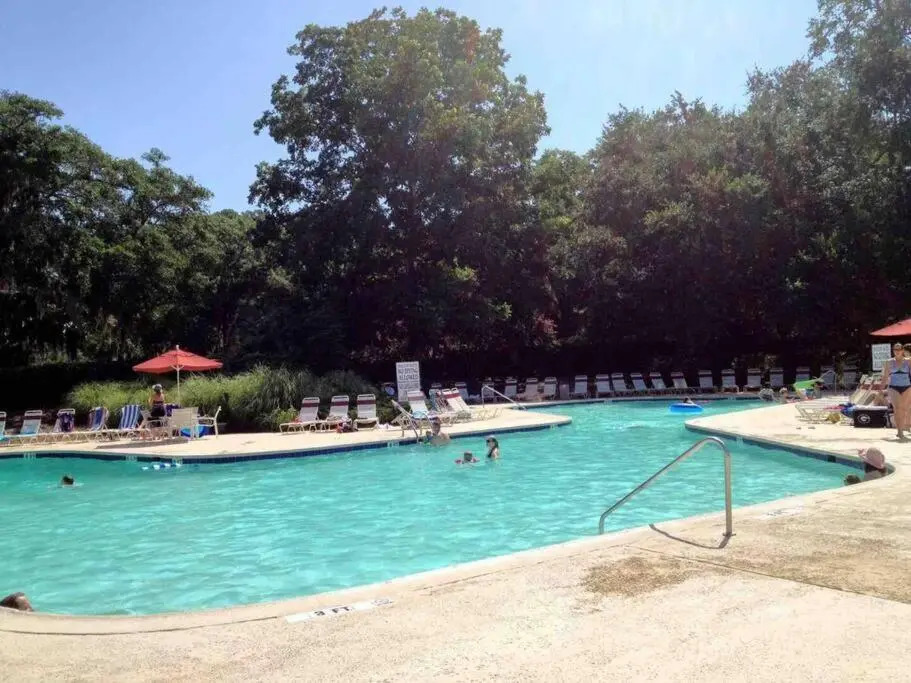 In the Heart of Harbour Town 2BR 2BA Pool Access Close to Beach