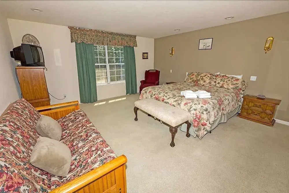 2184 Marshall Trail 5 Bedroom Home by RedAwning
