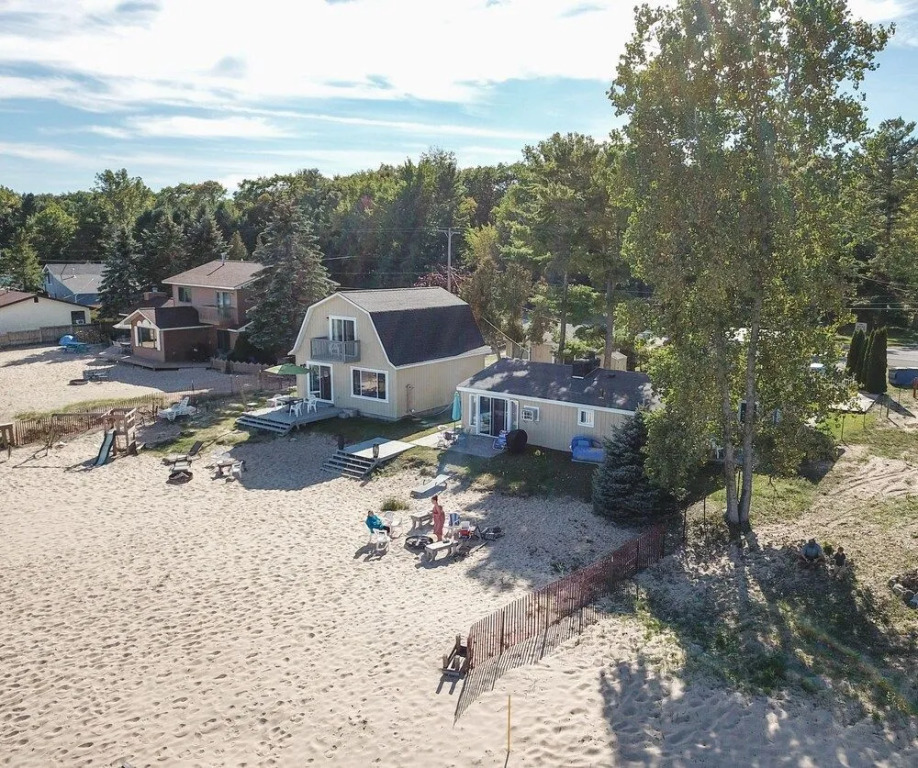 Beach Club of Oscoda Garden Cottage on the Lake