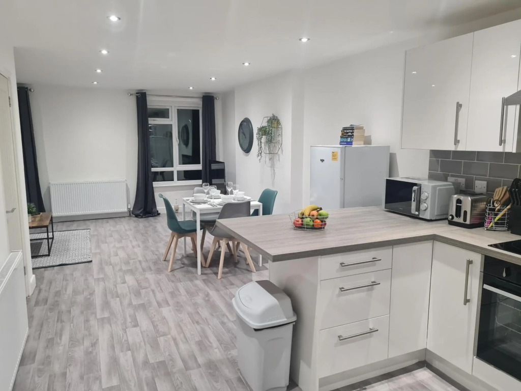 6 Bed sleeps 7, 1 mile from M54 i54 Jaguar Land Rover MOOG