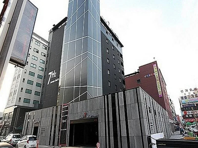 Hotel 7 seven Hertz