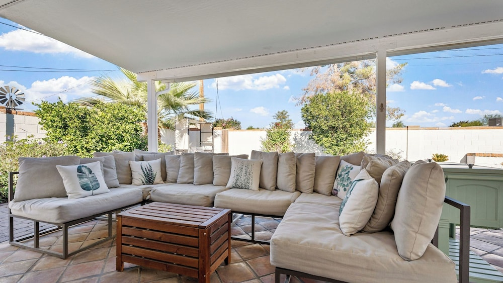 Heated Pool, Fire Pit, Games & Outdoor Dining Just Minutes to Old Town Drift House by Avantstay