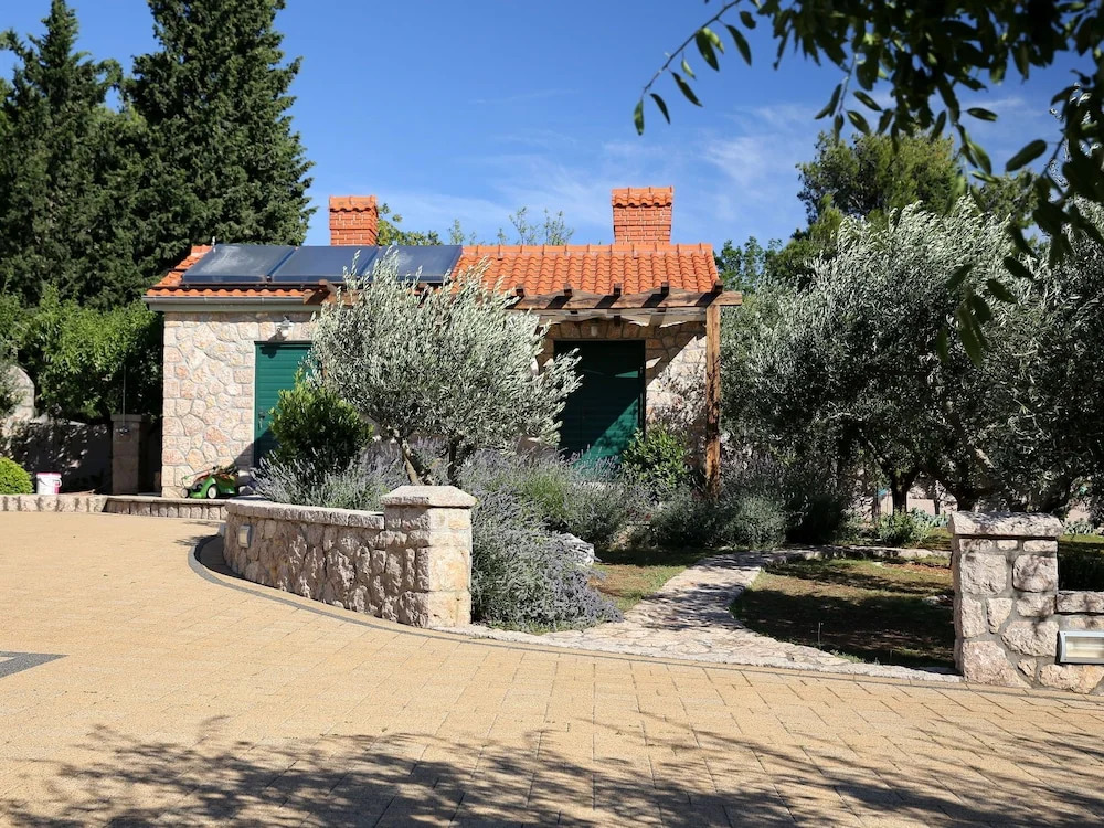 Charming Apartment Directly on the Sea, Whirlpool and Sauna, Beautiful Garden