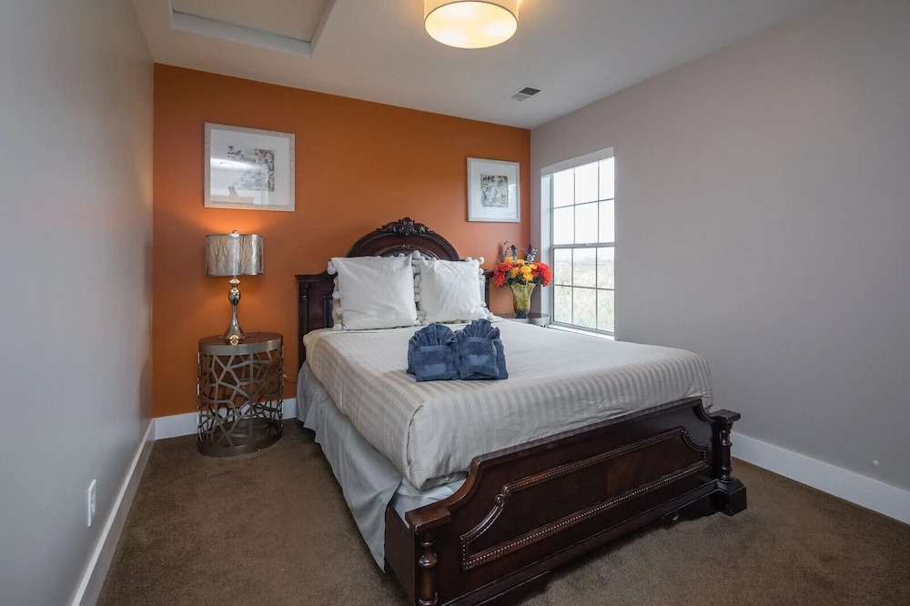 Posh Waterfront - 3 Br Condo