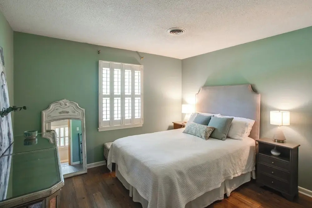 2 Mi to Square, 3 Mi to Ole Miss: Oxford Getaway!