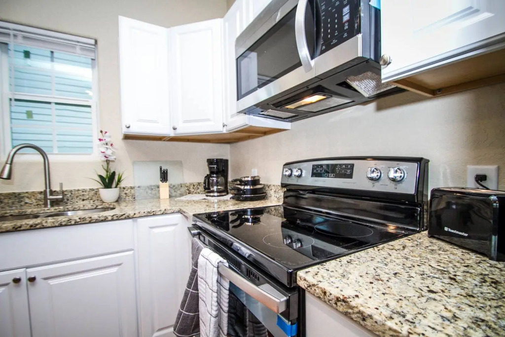 Hackberry St #A Renovated 2BR/2BA Near Downtown