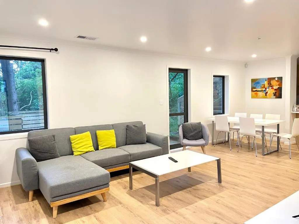 NO PARTY ALLOWED, Entire Brand New 3 bedroom townhouse, free unlimited fibre wifi and free parking