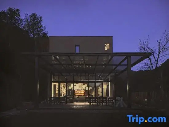 Qianlu Xiangju Hostel