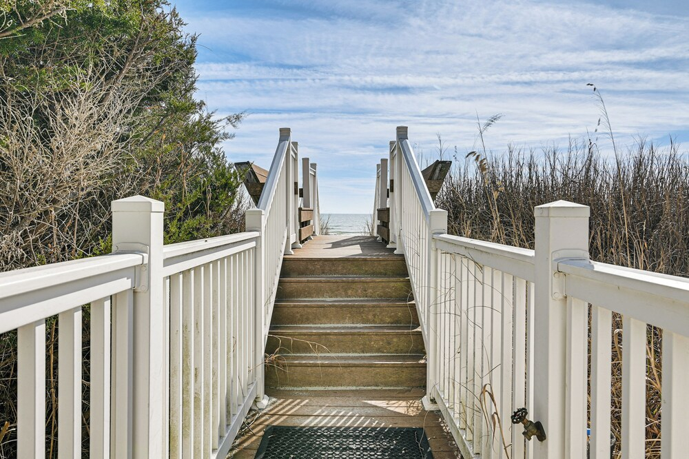 Steps to Pool & Beach: Coastal Carolina Condo!