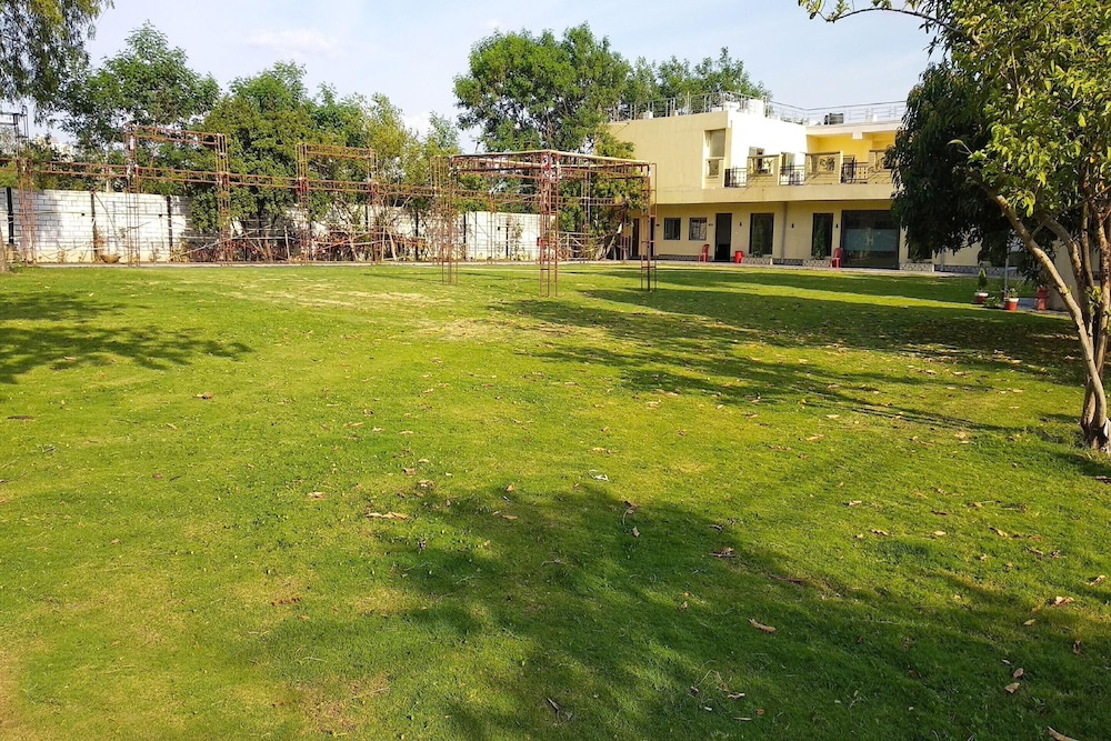 Hotel O Ambuja City Centre Mall
