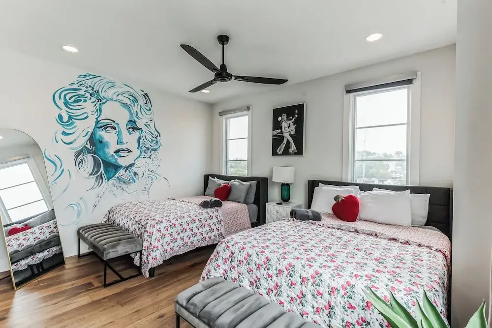 Chic Townhome for 10 W/rooftop