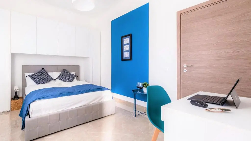 Hostly - ColorHome Pisa Midtown - Unique 3 Rooms with 3 Private Bathrooms