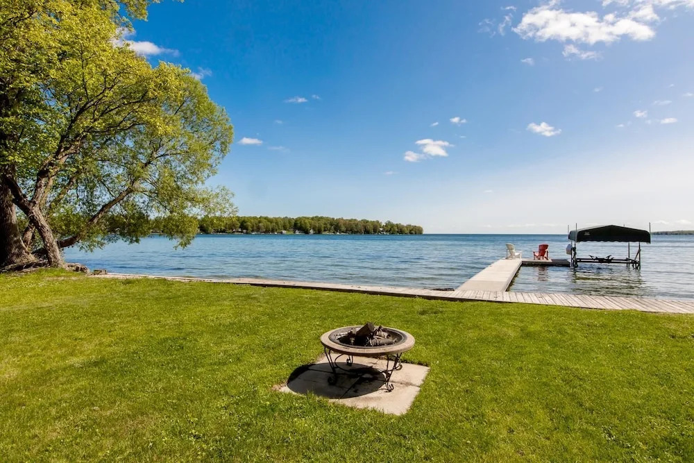 Barefoot Bungalow Gracing the shores of Lake Simcoe, a wonderful family cottage!