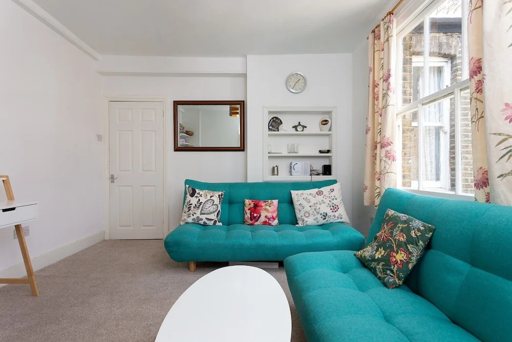 2 Bedroom Flat In South London