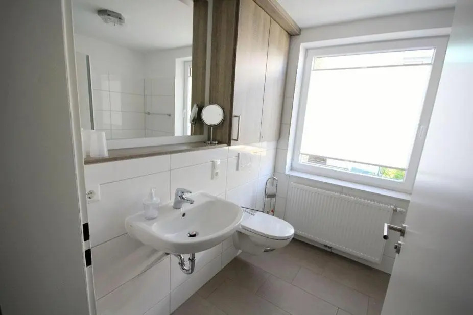 Grosse-Ferienwohnung-3-mit-Meerblick-und-Strandkorb-im-Haus-Seeluft-Duhnen