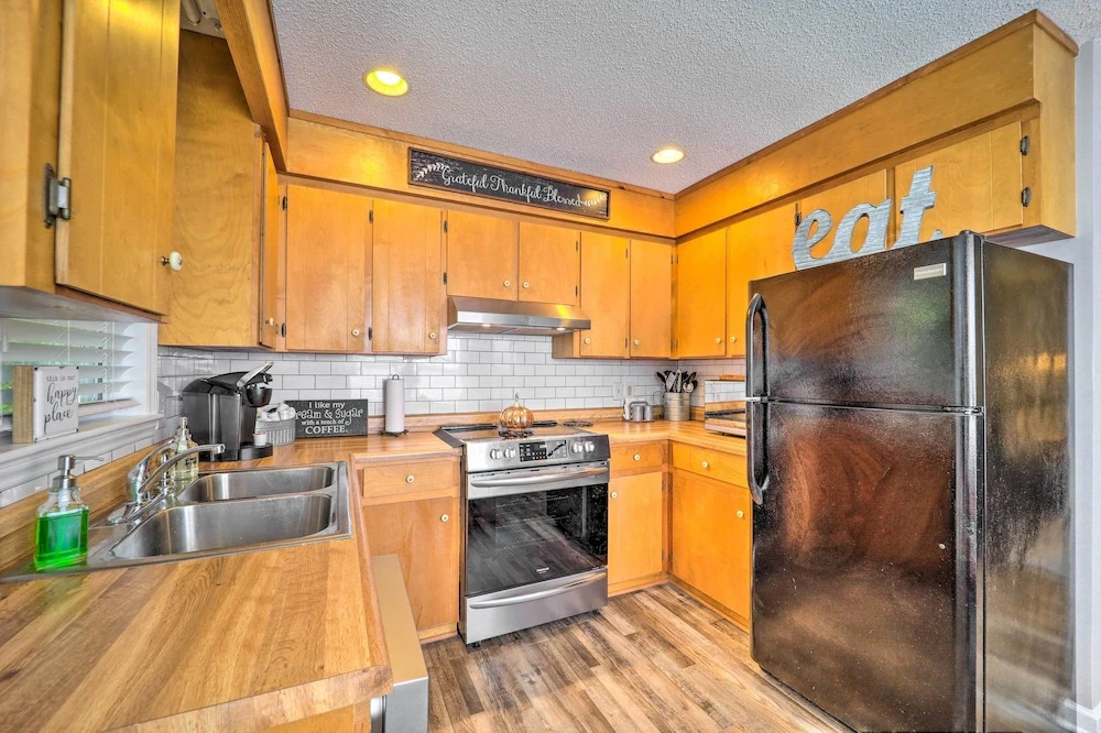 Deep Gap Cottage w/ Fire Pits - Hike & Ski!