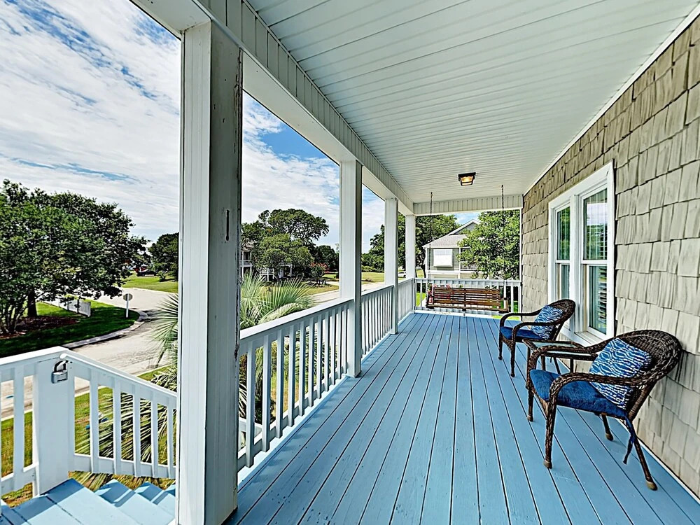 Large Family W/ Outdoor Dining, Walk To Beach 5 Bedroom Home