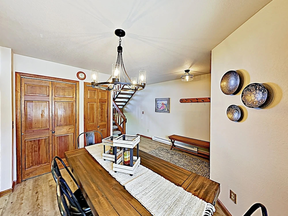 Multi-level Mountain W/ Views & Hot Tub! 3 Bedroom Townhouse