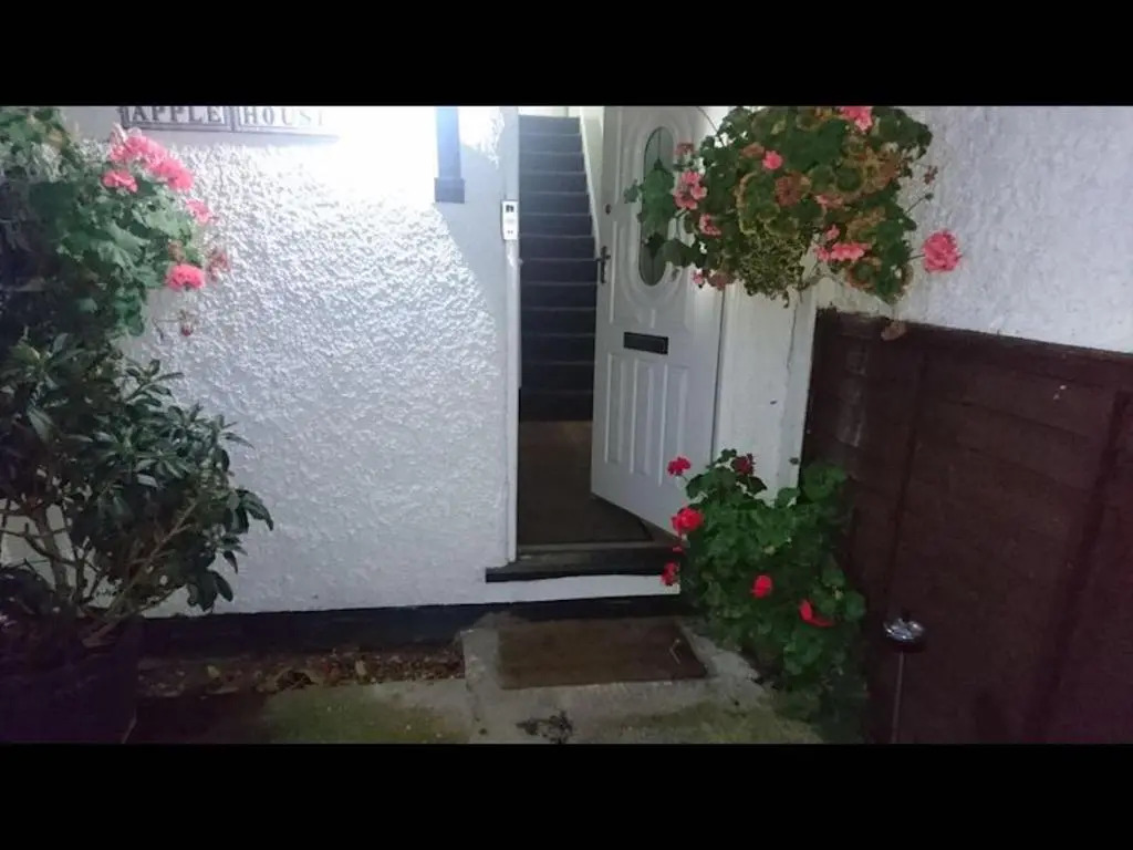 Comfortable Family room with Tv, Free Fast Wifi, Sleeps 3