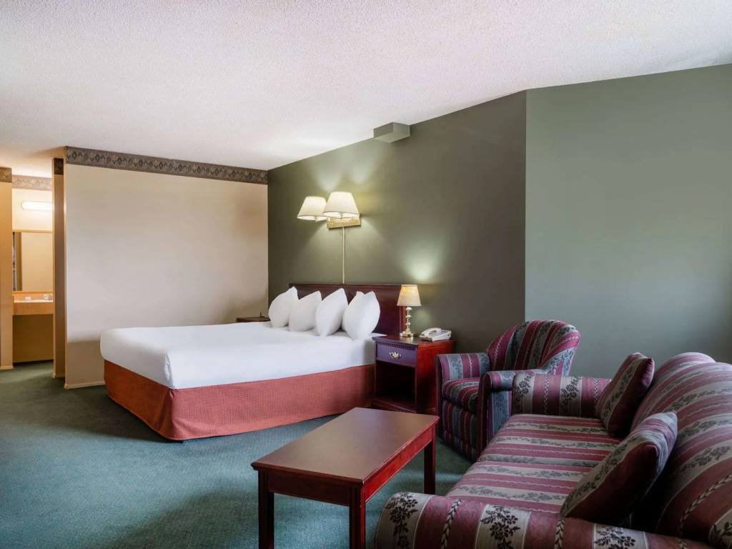 Travelodge by Wyndham Lacombe