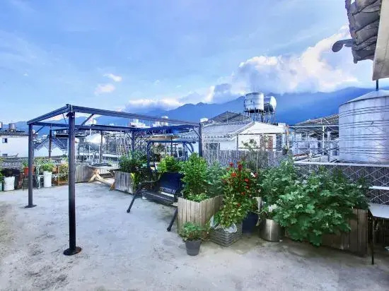 Cloud Dream And Flowers Hotel