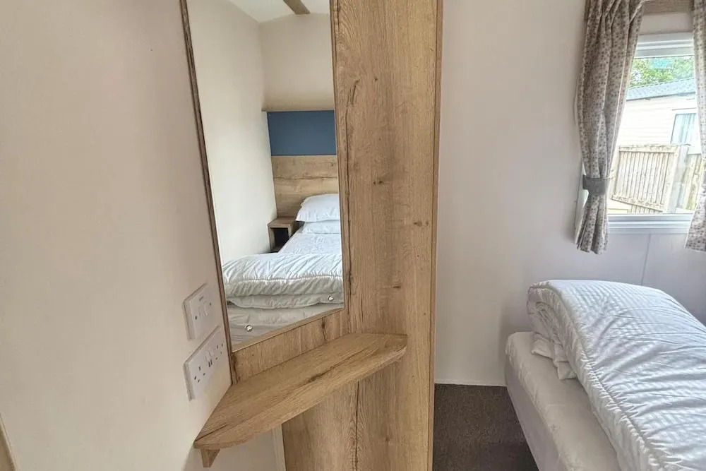 Caravan Sleeps 5 - Decking, Parking, Pet Friendly