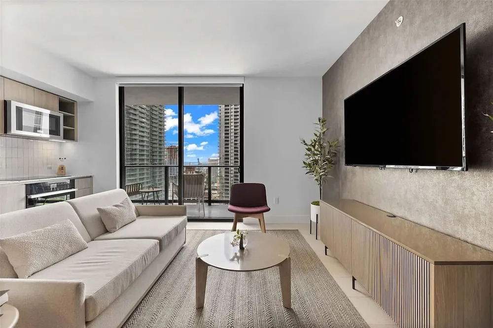 Luxury 2br-2bth Balcony Pool